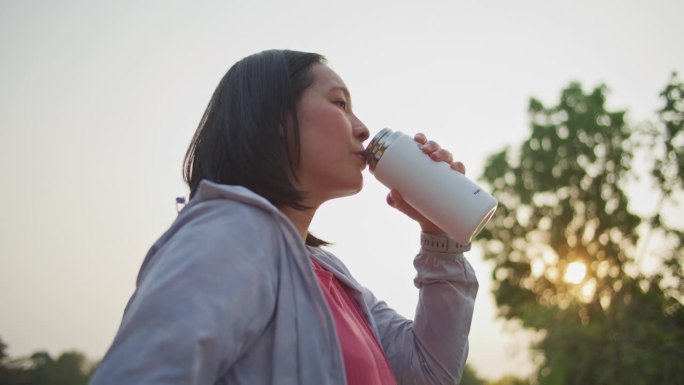 运动女性喝水宣传片实拍视频素材