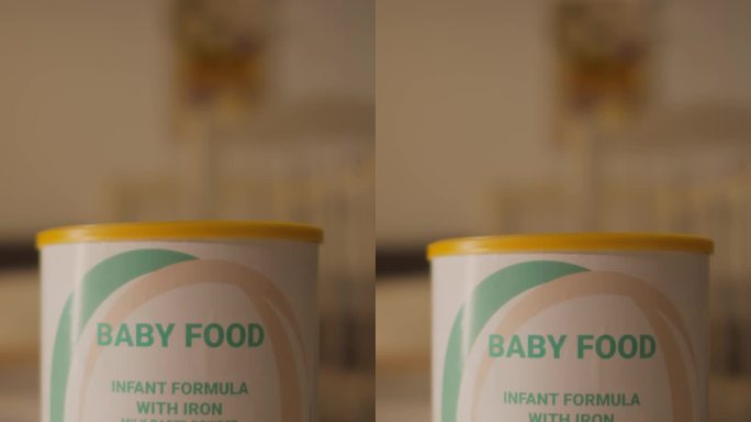 幼儿园餐桌上的婴儿配方奶粉罐头