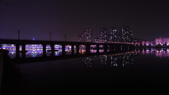 夜晚火车驶过城市