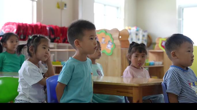 社区网格员在幼儿园内和街头宣传知识