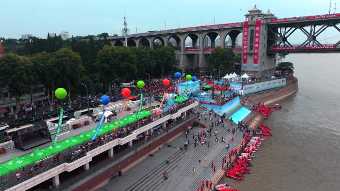 武汉长江渡江节气球横幅标语现场观众