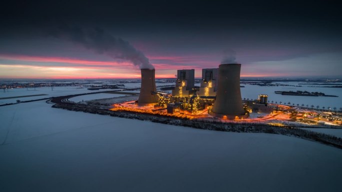 日出时的燃煤发电站