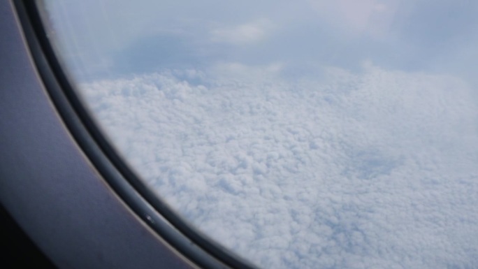 美丽的蓝天白云，窗外的飞机景色