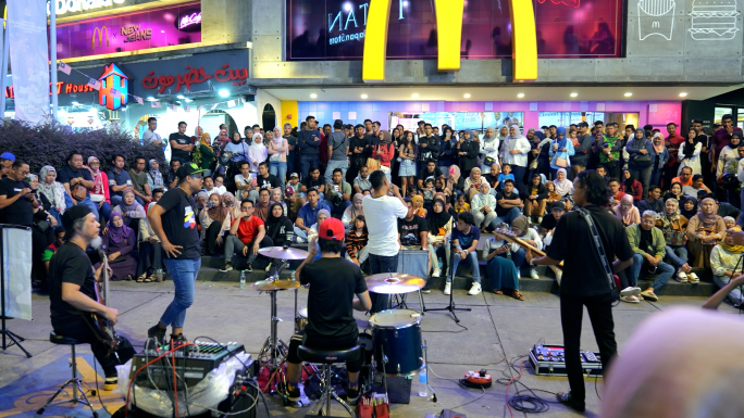 马来西亚夜晚街头艺人卖唱