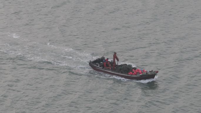 航拍威海高区小石岛港湾归港航行养殖渔船