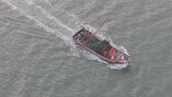 航拍威海高区小石岛港湾归港航行养殖渔船