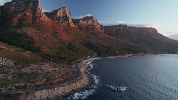 鸟瞰沿海公路与十二使徒山在开普敦，南非-无人机拍摄