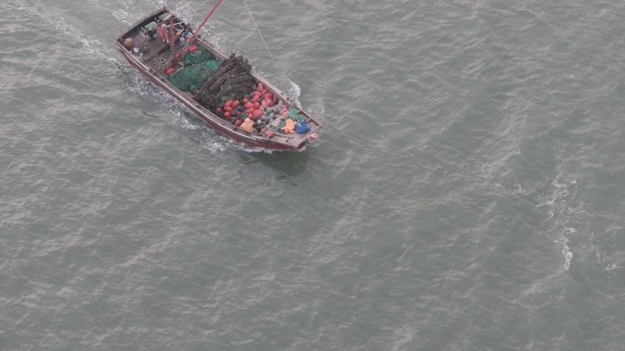 航拍威海高区小石岛港湾归港航行养殖渔船