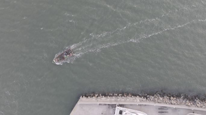 航拍威海高区小石岛港湾归港航行养殖渔船