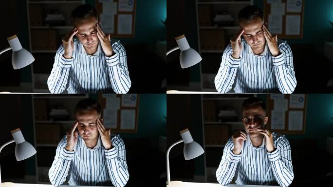在一盏台灯的照射下，一位穿着条纹衬衫的体贴男子在办公室里表现出紧张的神情。
