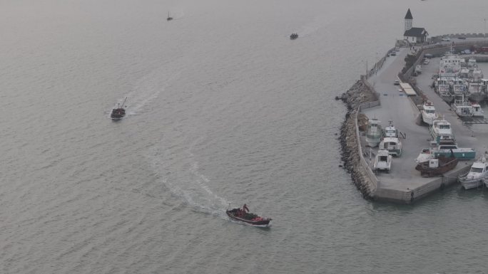 航拍威海高区小石岛港湾归港航行养殖渔船