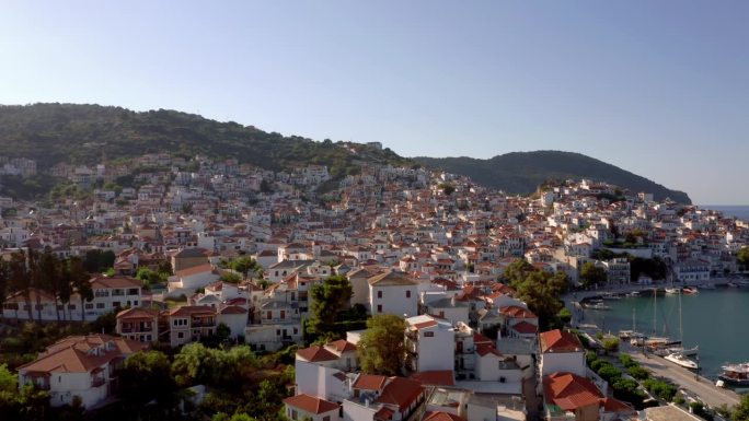 鸟瞰美丽的斯科普洛斯小镇，也被称为希腊斯波拉迪斯斯科普洛斯岛的乔拉