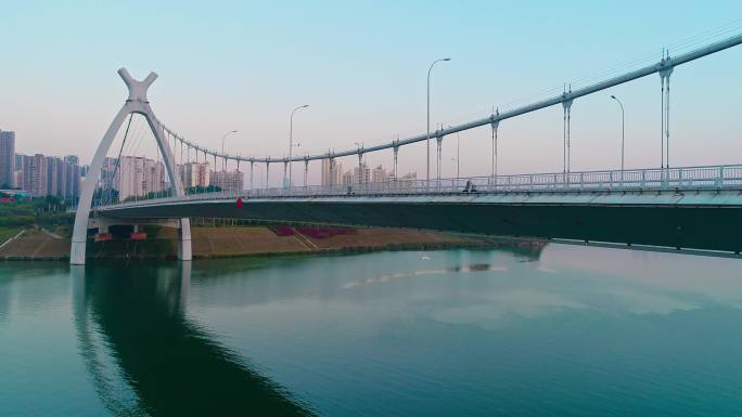 夕阳下的悬索桥英华大桥一样快速通过面包车
