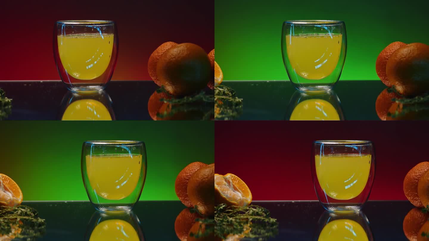鸡尾酒杯:放在餐馆或酒吧柜台上的装有酒精鸡尾酒的杯子股票剪辑。用橘子装饰的吧台。