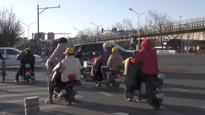 城市早高峰清晨出行骑行上班回家交通街景