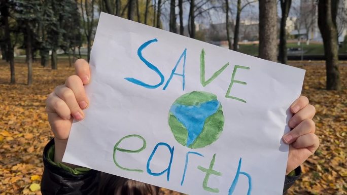 儿童手中的公园拯救地球海报气候罢工