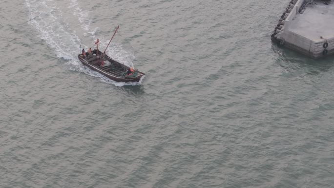 航拍威海高区小石岛港湾归港航行养殖渔船