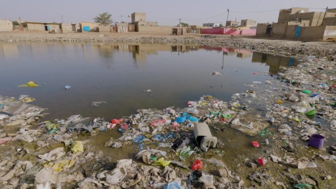 特写镜头平移。恶臭的污水和可怕的塑料污染达喀尔，塞内加尔