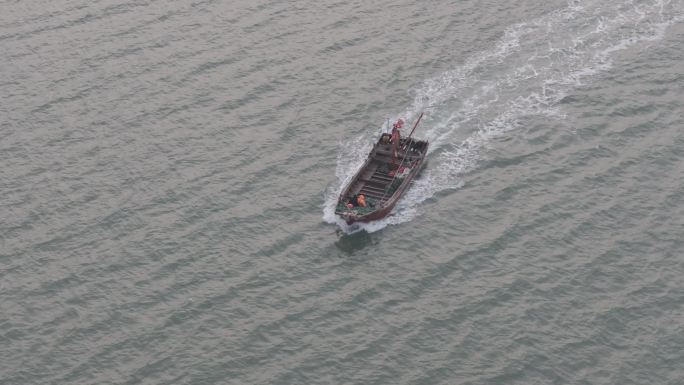 航拍威海高区小石岛港湾归港航行养殖渔船