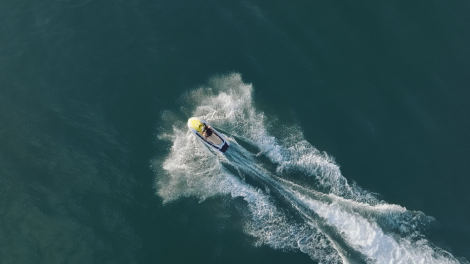 摩托艇在大海行驶自由冲浪