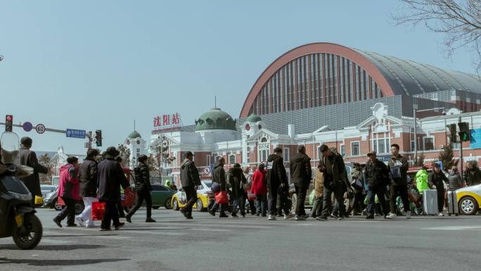 沈阳站火车站马路过街行人过马路