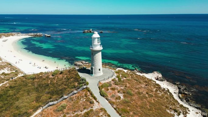 在西澳大利亚一个阳光明媚的夏日，无人机在珀斯附近的罗特尼斯岛的巴瑟斯特灯塔周围拍摄。