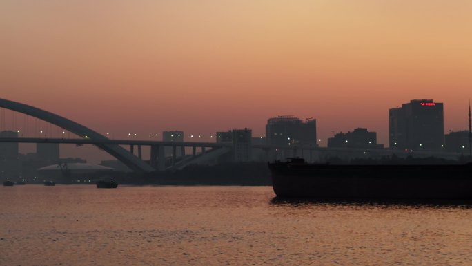 上海黄浦江早晨大型货轮卢浦大桥江面红色