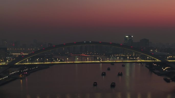 上海黄浦江卢浦大桥早晨红色天空晨雾江面船