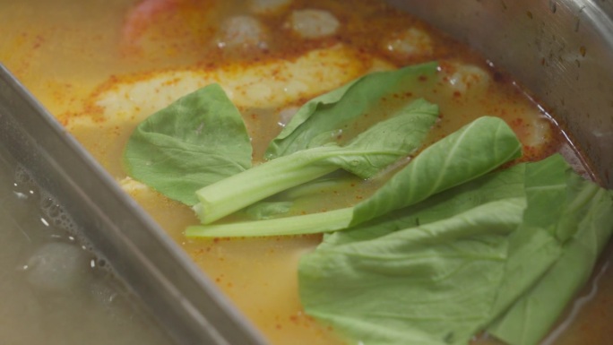 泰国亚洲菜，煮冬阴汤时加入新鲜的白菜叶