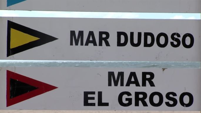 阿根廷，皮纳玛，木板上的警示旗。关闭了。