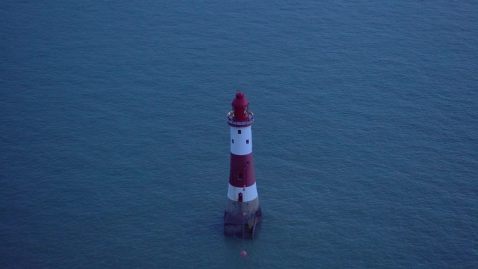 海上的红白灯塔:黄昏闪烁的光芒。