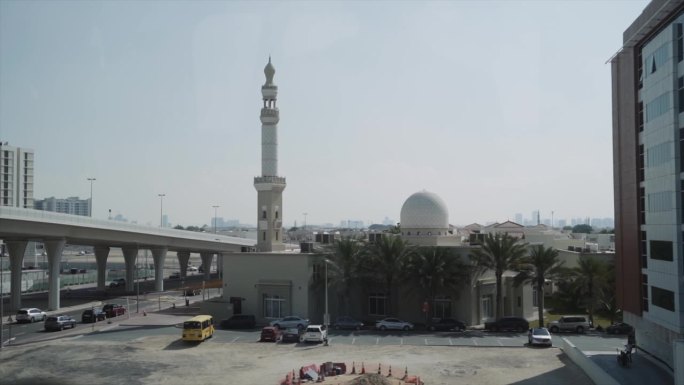 从迪拜的车窗看到的清真寺