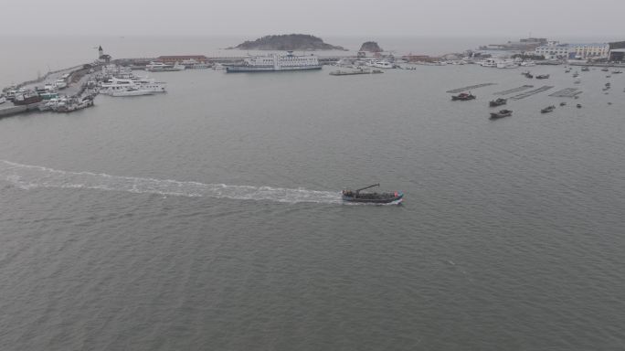 航拍威海高区小石岛港湾归港航行养殖渔船