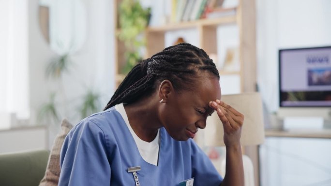 头痛，压力和黑人女性护士在沙发上疼痛，危机或沮丧的错误，失去或悲伤。焦虑，后悔或女性志愿者倦怠，眩晕