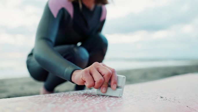 女人，冲浪板上的蜡和快乐的海滩，思考和准备锻炼，训练或健康的早晨。人，冲浪者和准备的海洋，海浪和大自