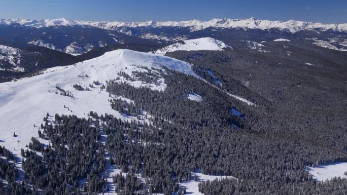 偏远地区冬季面纱通行证科罗拉多州空中无人机i70落基山脉景观雷鸟山山圣十字晴朗的早晨蓝天清新的雪滑雪