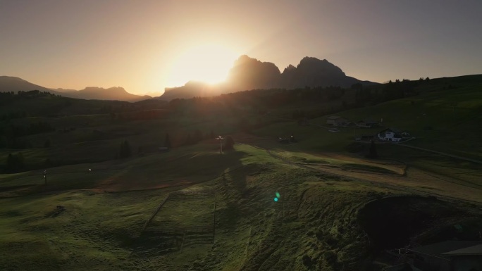 日出时的4K鸟瞰实时画面，意大利北部著名的地标。意大利白云石的欧洲日出。