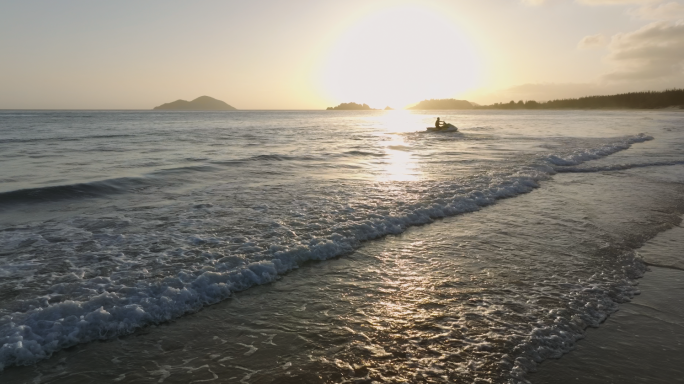 逆光夕阳摩托艇年轻人自由冲浪