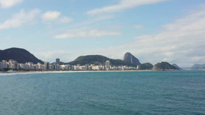 白天，里约热内卢的科帕卡巴纳海滩和甜面包山的全景