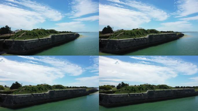 在欧洲，法国，新阿基坦，夏朗德海事，拉罗谢尔，在夏天，在一个阳光明媚的日子里，岛上的圣马丁墙。