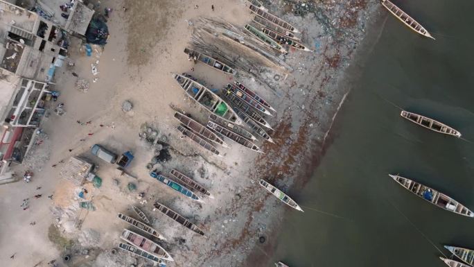 空中360缩放。色彩斑斓的独木舟停泊在被污染的塞内加尔河上。塞内加尔圣路易，联合国教科文组织世界遗产