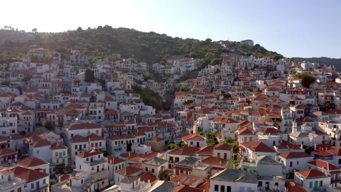 航拍:黄金时段，希腊斯科普洛斯岛的斯科普洛斯小镇