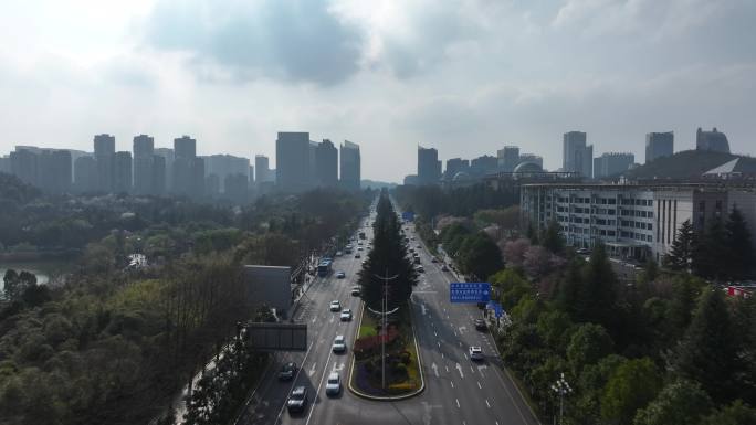 贵阳林城东路逆光拍摄城市道路