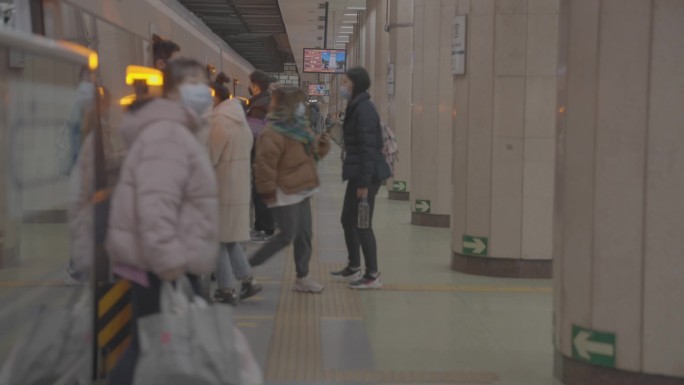 地铁进站 人流上下车 地铁出战