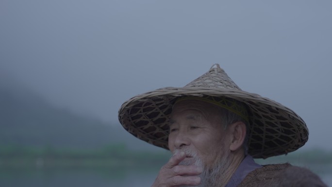 4K漓江渔翁在竹排上小憩