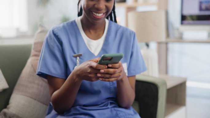 医务工作者，在养老院的沙发上上网和智能手机，连接和浏览或在社交媒体上发布。快乐护士，手机或打字为医疗