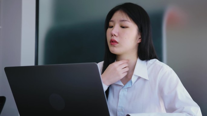 忧郁的亚洲女商人在办公时间颈部疼痛