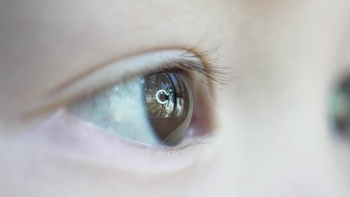 小孩子清澈的眼睛瞳孔眼珠水汪汪的眼睛明亮