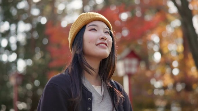 日本人，公园和女人在秋天与树木、树叶和大自然一起在京都旅行。快乐，女孩和户外度假，假期或体验旅行的环
