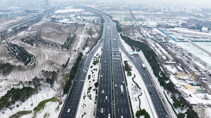 雪后高速公路车流